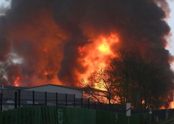 Shpërthim në fabrikë, zjarri “pushton” Hamburgun