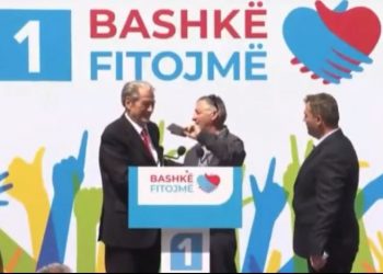 VIDEO/ Socialisti i dorëzon Berishës teserën e PS-së në Fushë Arrës