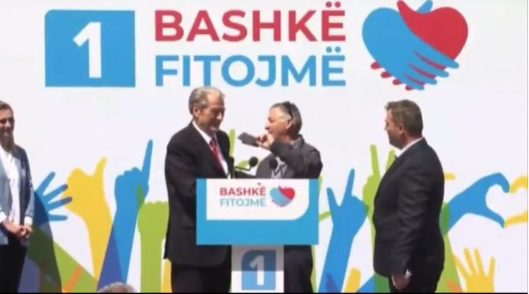 VIDEO/ Socialisti i dorëzon Berishës teserën e PS-së në Fushë Arrës