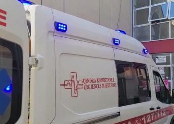 Po kalonte te vijat e bardha, makina përplas 14-vjeçaren në Elbasan