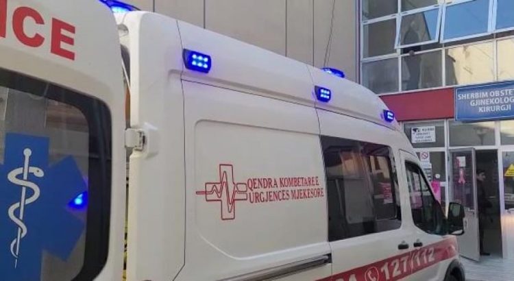 Po kalonte te vijat e bardha, makina përplas 14-vjeçaren në Elbasan