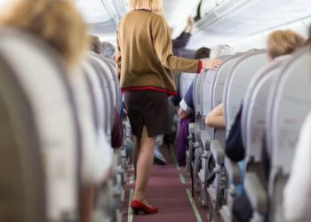 Stjuardesa tregon këpucët që nuk duhet të vishni në avion
