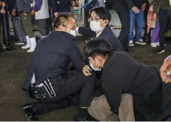 Sulmohet me bombë tymuese kryeministri japonez