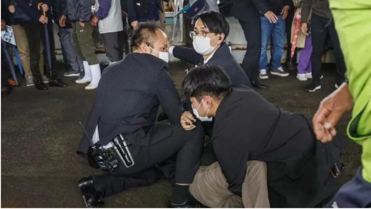 Sulmohet me bombë tymuese kryeministri japonez