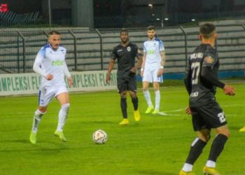 Fitore mes spektaklit, Laçi mposht Teutën me përmbysje