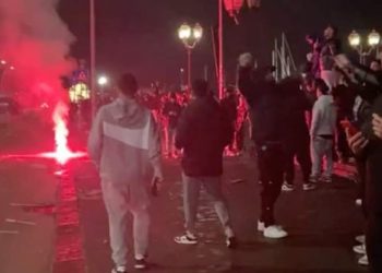 Tifozët e Napolit ua ‘nxijnë jetën’ lojtarëve të Milanit në hotel