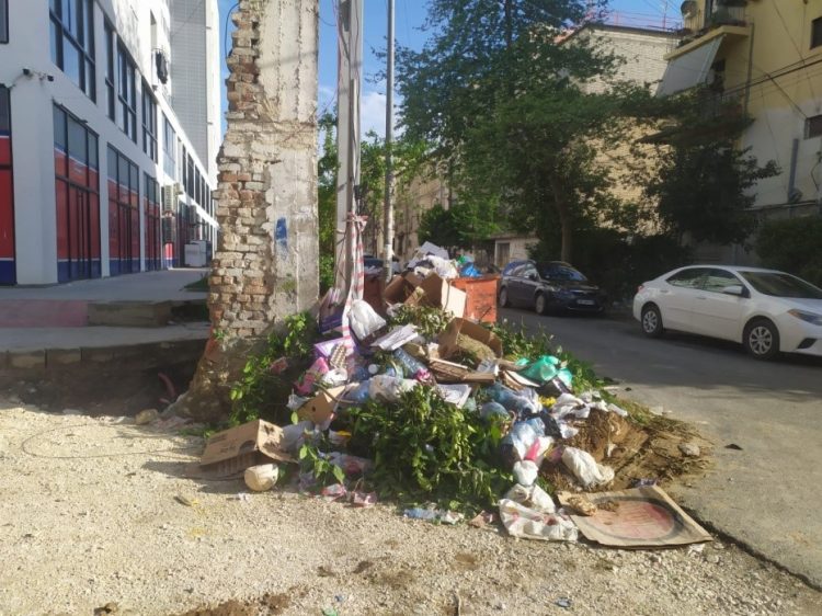 Miliona euro për pastrimin e qytetit, por rrugët e Tiranës të mbushura me plehra! Bashkia harrohet pas fushatës