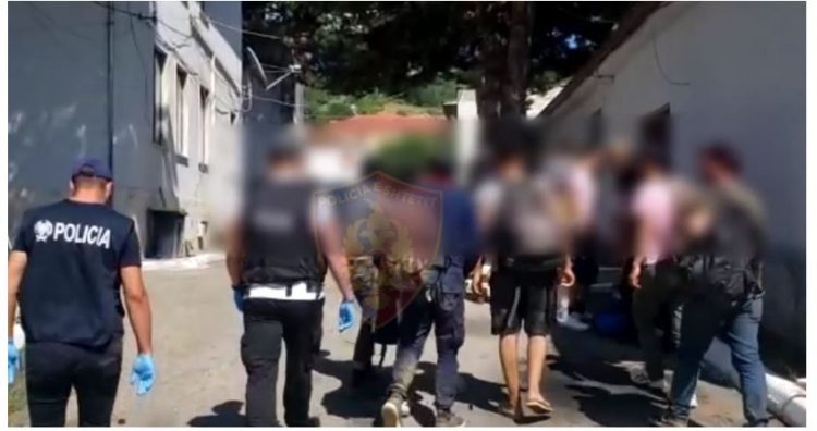 Transportonin 13 emigrantë të paligjshëm, 2 të arrestuar në Tiranë