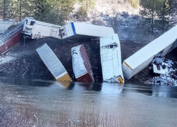 Montana, del nga binarët treni me 25 vagonë me birra