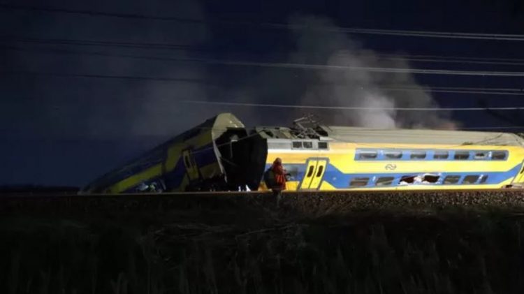 VIDEO/ Treni del nga shinat, 1 viktimë dhe dhjetëra të plagosur