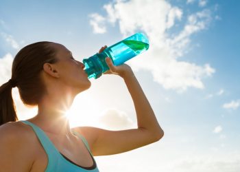 Pse dhemb stomaku nëse pini ujë me vrull esëll