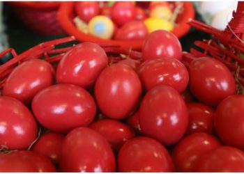 Pse vezët e Pashkëve lyhen me të kuqe?