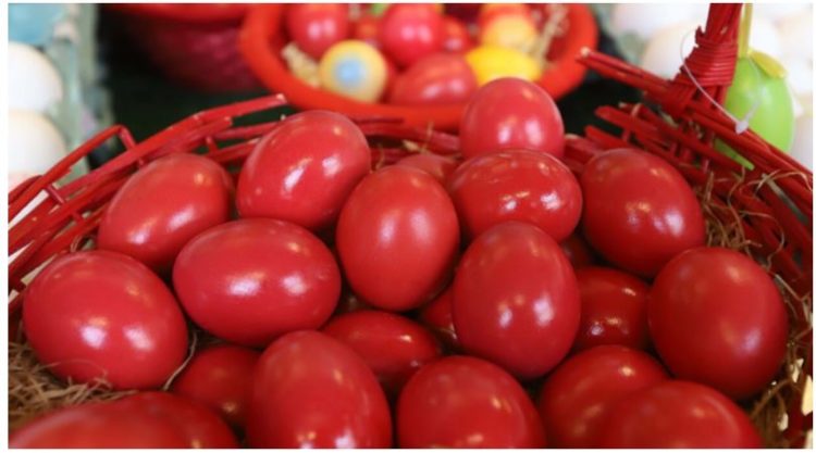 Pse vezët e Pashkëve lyhen me të kuqe?