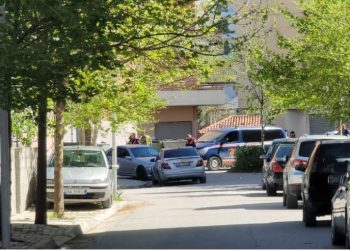 Vlorë, gjendet mes mbeturinave një armë zjarri