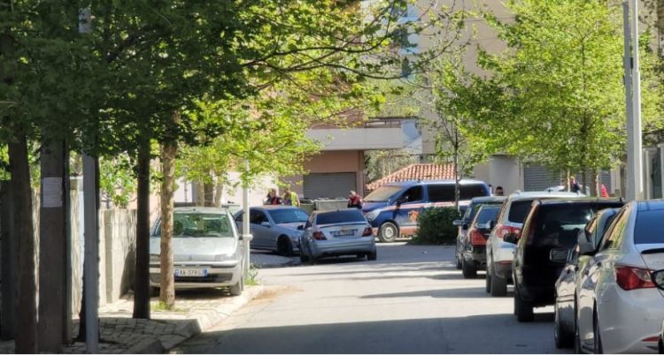 Vlorë, gjendet mes mbeturinave një armë zjarri