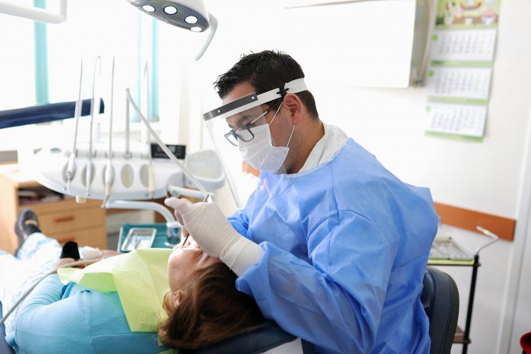 OBSH ngre alarmin për rritjen e sëmundjeve dentare