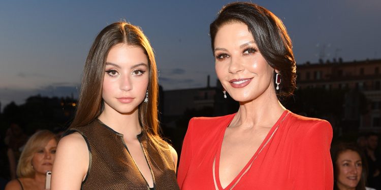 Zeta-Jones i uron ditëlindjen vajzës me një post special