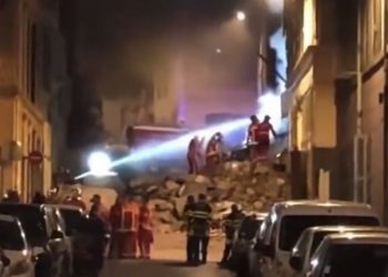 VIDEO/ Shembet pallati në Marsejë, zjarri pengon evakuimet