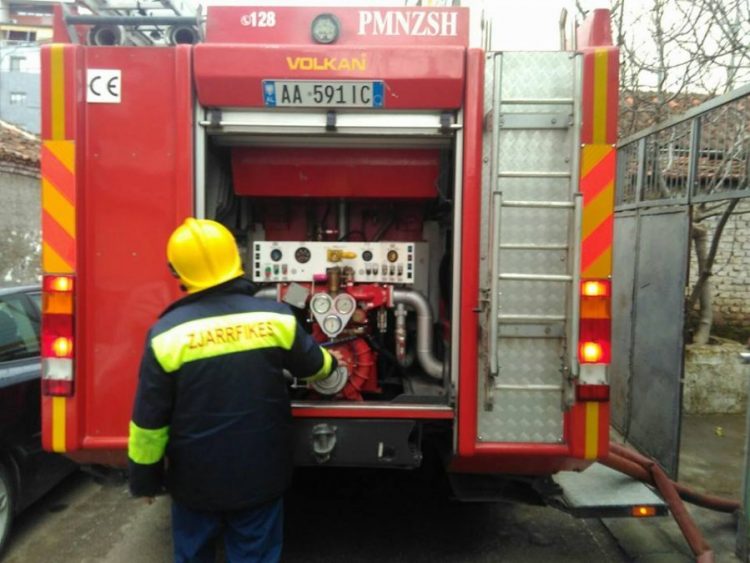 68-vjeçari në Vlorë i vë flakën banesës së tij dhe largohet