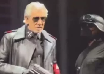 Veshja kontroverse, ish-basisiti i Pink Floyd hetohet nga policia