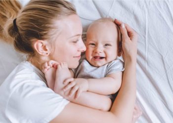 Studimi: Pse është i rëndësishëm kontakti i nënës me foshnjën