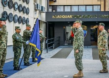 Admirali Munsch zbarkon në Kosovë, jep porositë për veriun