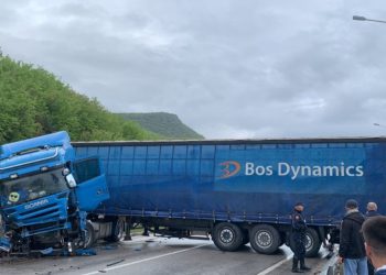Drejtuesi humb kontrollin, kamioni bllokon rrugën Lin-Pogradec