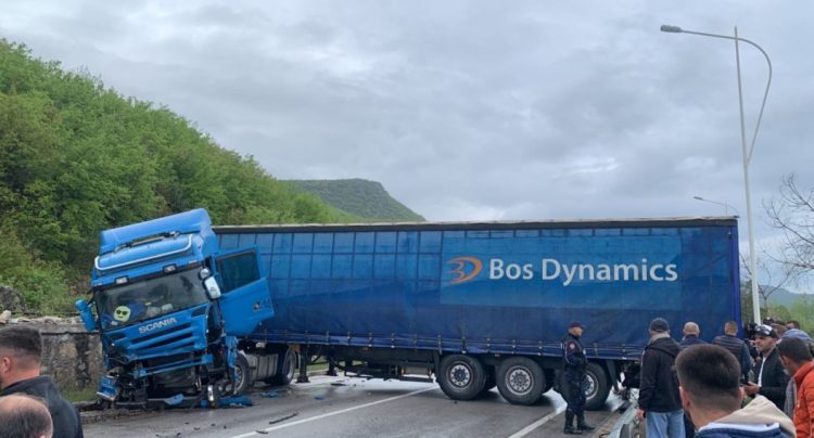 Drejtuesi humb kontrollin, kamioni bllokon rrugën Lin-Pogradec