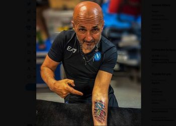 Një trofe special, Spalletti ‘përjetëson’ titullin e fituar me Napolin