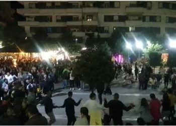 PS fiton, librazhdiotët hedhin valle në qendër të qytetit (VIDEO-LAJM)