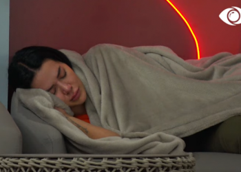 Efi përlotet në oborr, ja motivi…