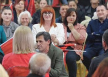 Rakip Suli i ulet në gjunjë Edi Ramës