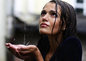 Ja çfarë i bën shiu flokëve tuaj