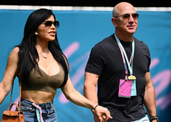 Supermodele dhe jaht luksoz, pushime perfekte për bosin e Amazon