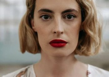 “Diversiteti gjuhësor na pasuron”/ Doresa Rexha tregon motivin e titrave shqip në serialin kosovar