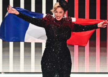 Tregoi gishtin e mesit në “Eurovision”, reagon këngëtarja e Francës