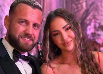 Luizi shfaqet krah Kiarës dhe hedh një thumb