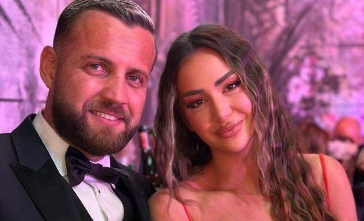 Luizi shfaqet krah Kiarës dhe hedh një thumb