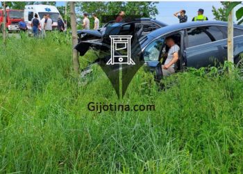 FOTO/ Aksident në Laç-Mamurras, mbeten të lënduar tre të rinj