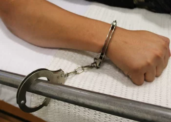 I aksidentuari rezulton i kërkuar, “gjen prangat” në spital