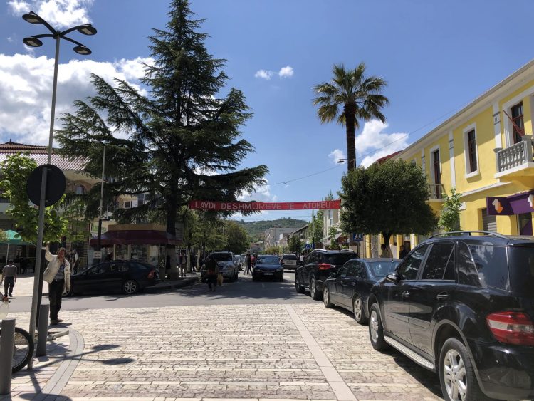 Mallakastër/ Kandidatët akuza njëri-tjetrit, qytetarët janë mosbesues