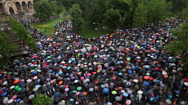 Beograd: Dhjetëra mijëra persona protestojnë kundër dhunës