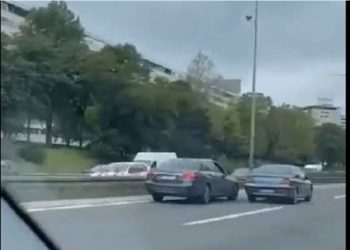 Çmenduri në mes të Beogradit, shoferi del nga makina dhe…(VIDEO)