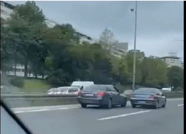 Çmenduri në mes të Beogradit, shoferi del nga makina dhe…(VIDEO)