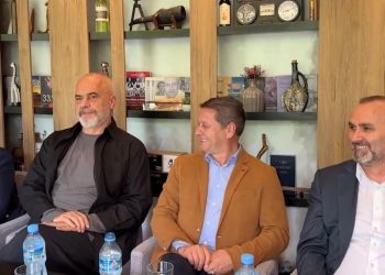 Rama thumbon Manjën në Lezhë: Ti je i qeverisë apo i bashkisë?!