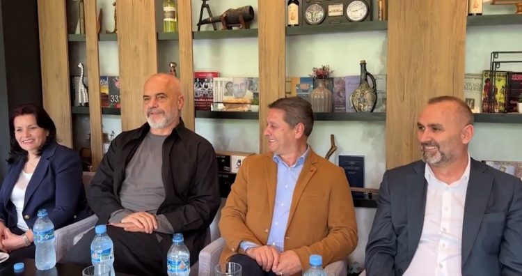 Rama thumbon Manjën në Lezhë: Ti je i qeverisë apo i bashkisë?!