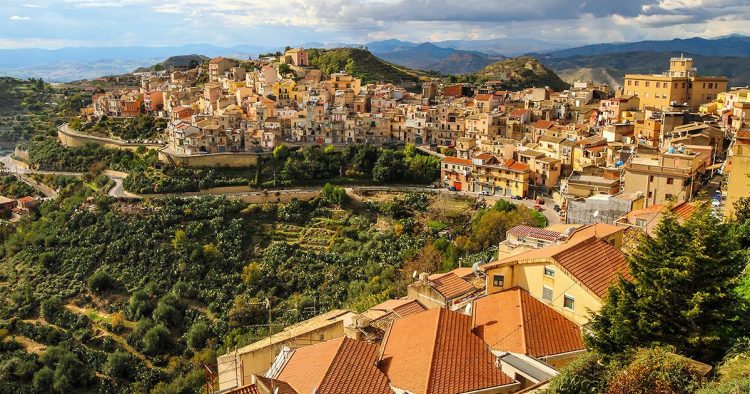 Ja qyteza siçiliane që ngjan me formën e një njeriu