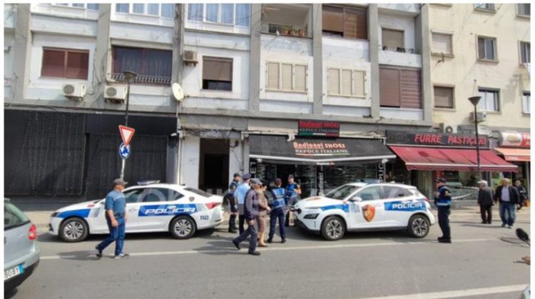 60-vjeçarja bie nga kati i tretë në Durrës, në gjendje të rëndë