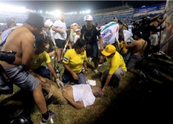 Tifozët humbin jetën gjatë tentativës për të hyrë në stadium