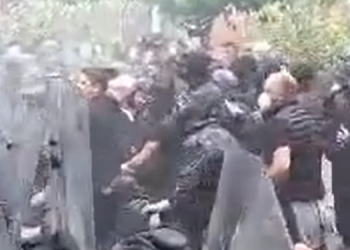 VIDEO/ Serbët sulmojnë me gurë policinë, momenti kur dëgjohen të shtënat në Zveçan